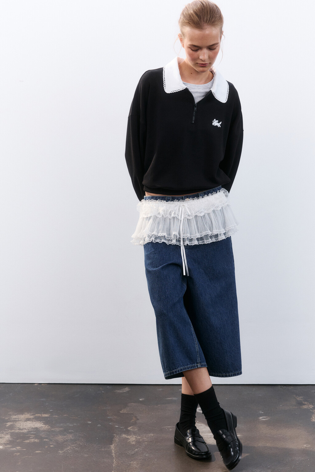 Свитшот с кружевным воротником - цвет черный - 2