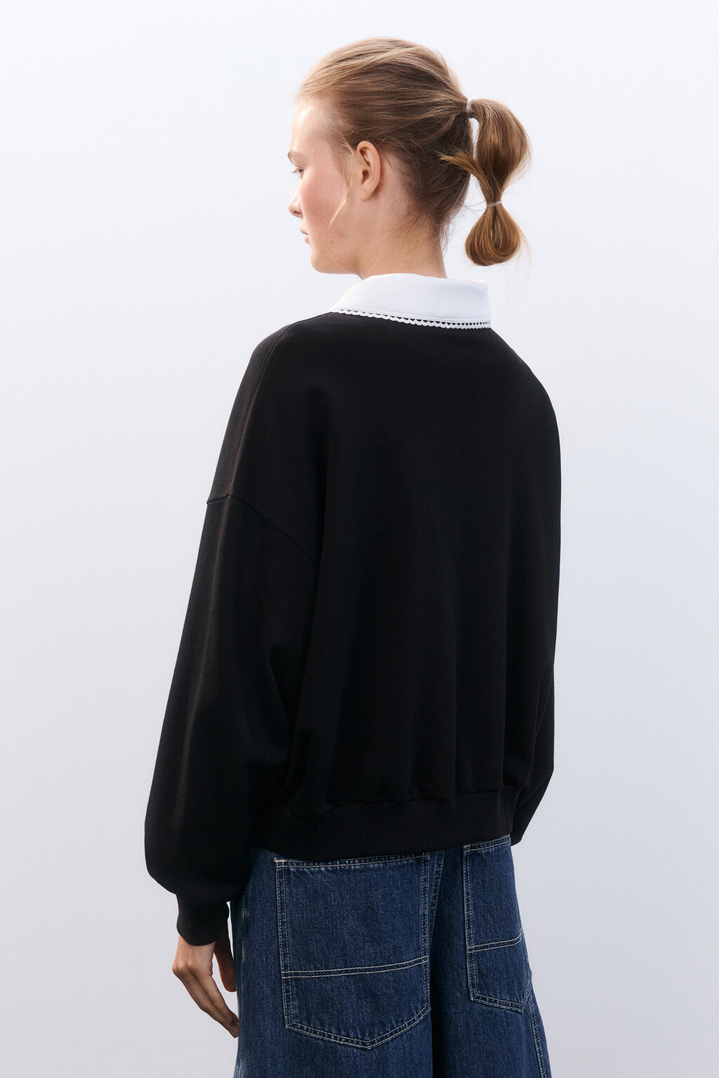 Свитшот с кружевным воротником - цвет черный - 4
