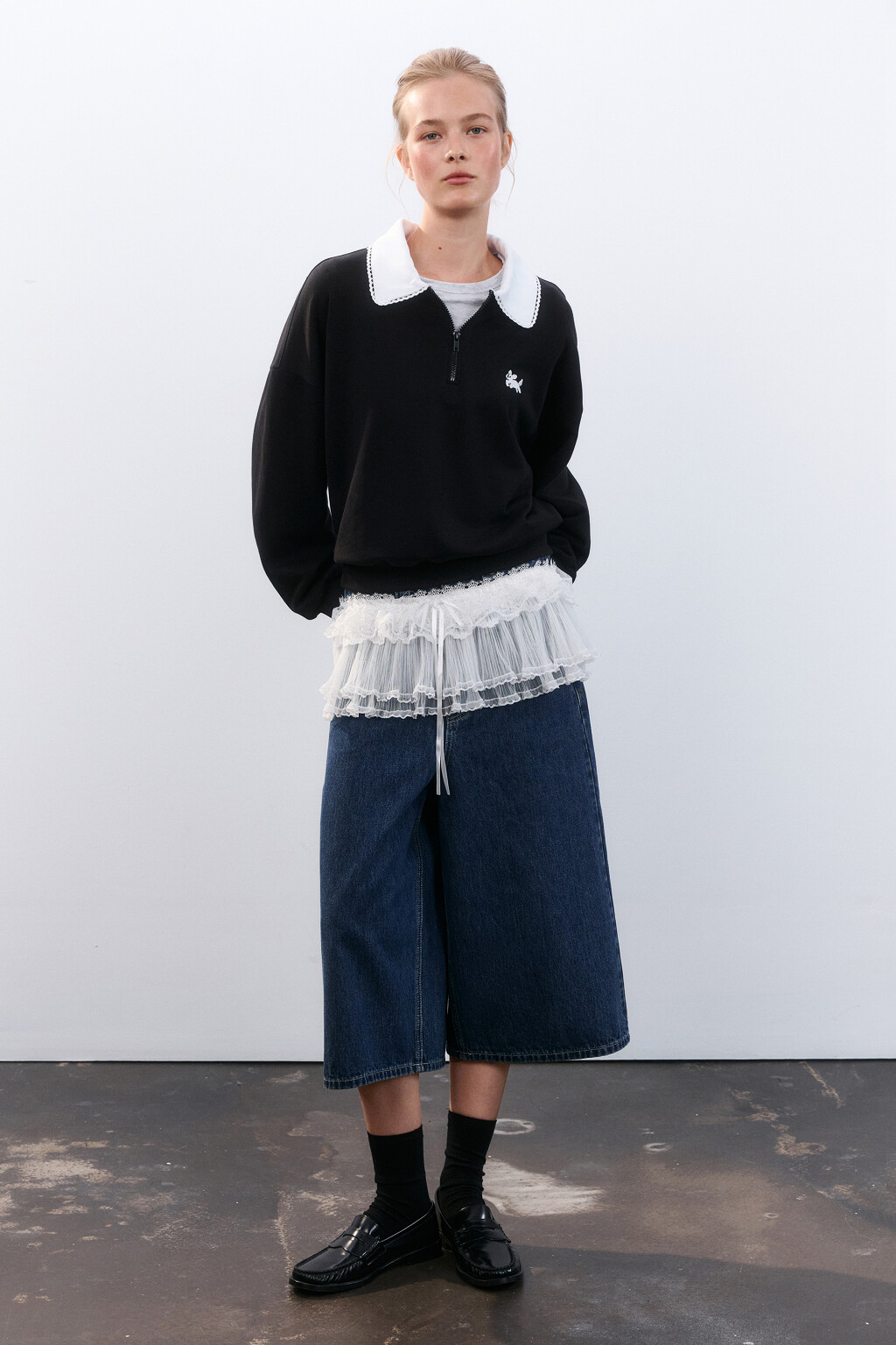 Свитшот с кружевным воротником - цвет черный - 5