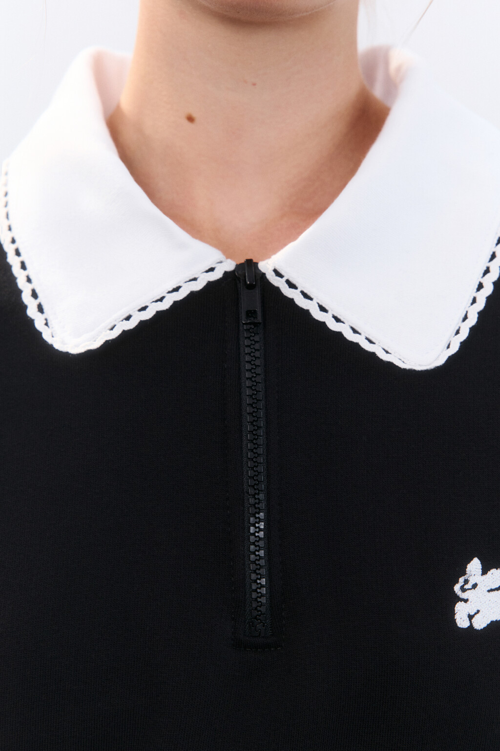 Свитшот с кружевным воротником - цвет черный - 6