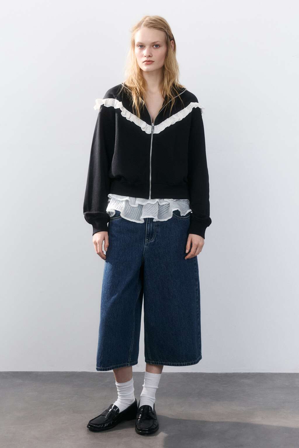 Толстовка на молнии с оборками - цвет черный - 4