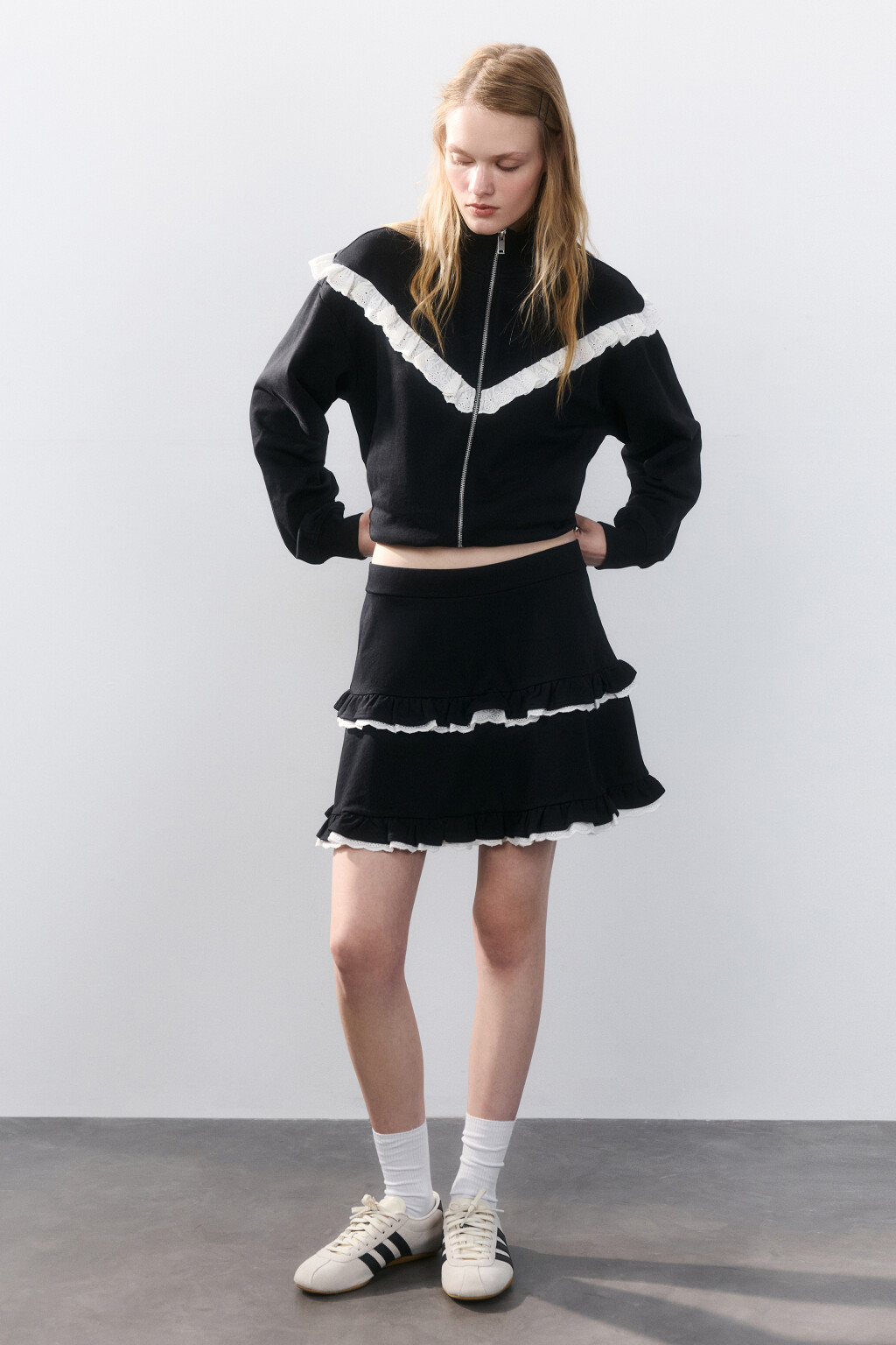 Толстовка на молнии с оборками - цвет черный - 5