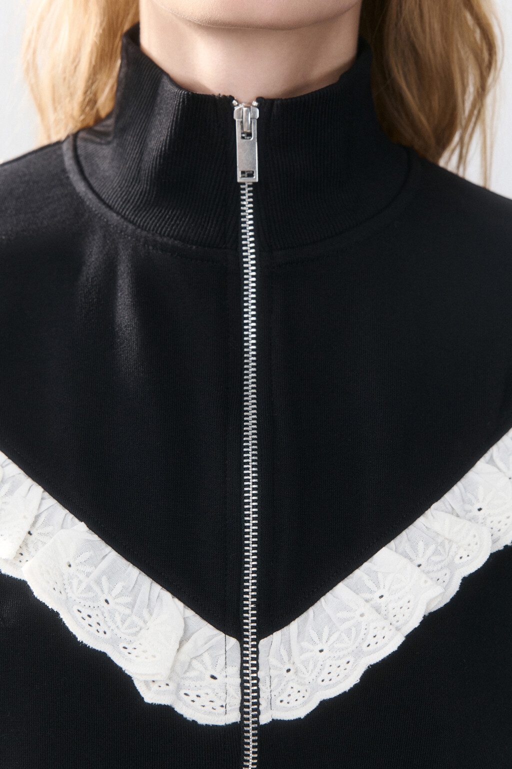 Толстовка на молнии с оборками - цвет черный - 6