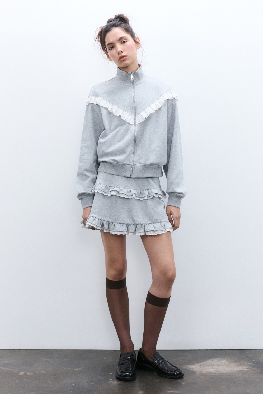 Толстовка на молнии с оборками - цвет серый - 5