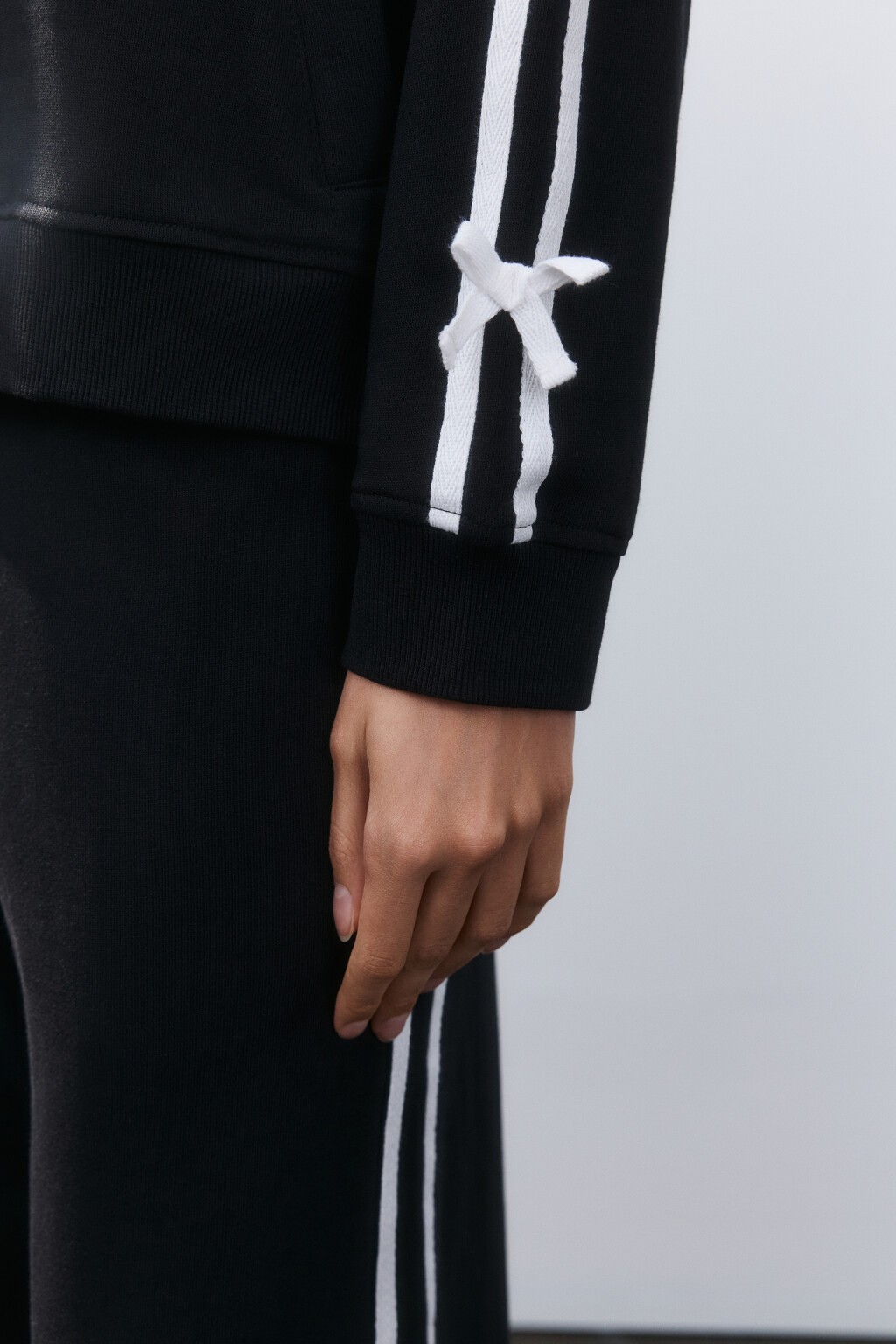 Толстовка на молнии с лампасами - цвет черный - 6