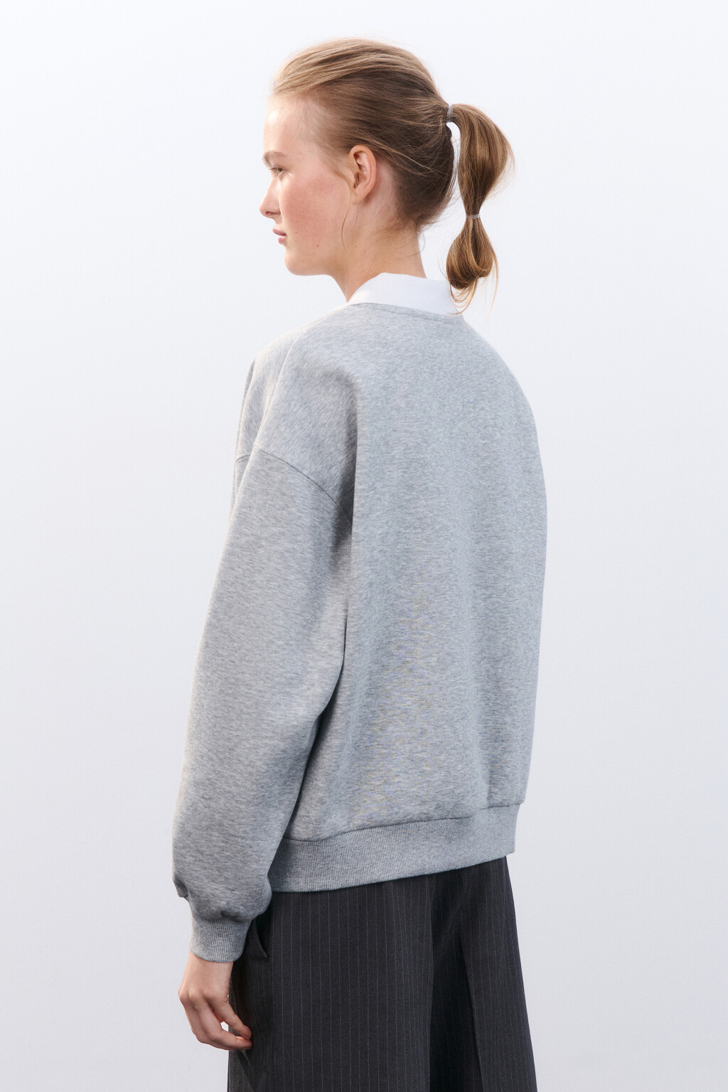 Свитшот с воротником и принтом - цвет серый - 3