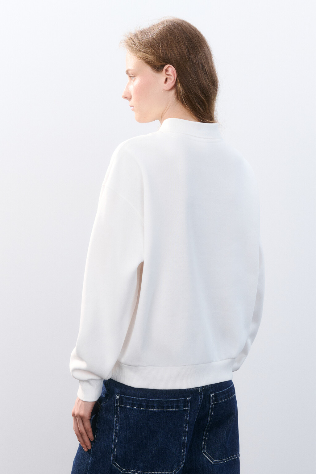 Свитшот с воротником и принтом - цвет белый - 3