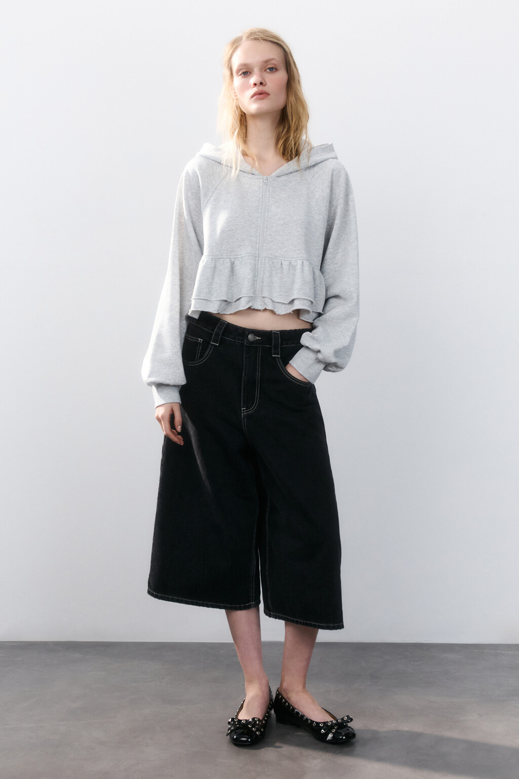 Худи-зипка укороченная с оборками - цвет серый - 4