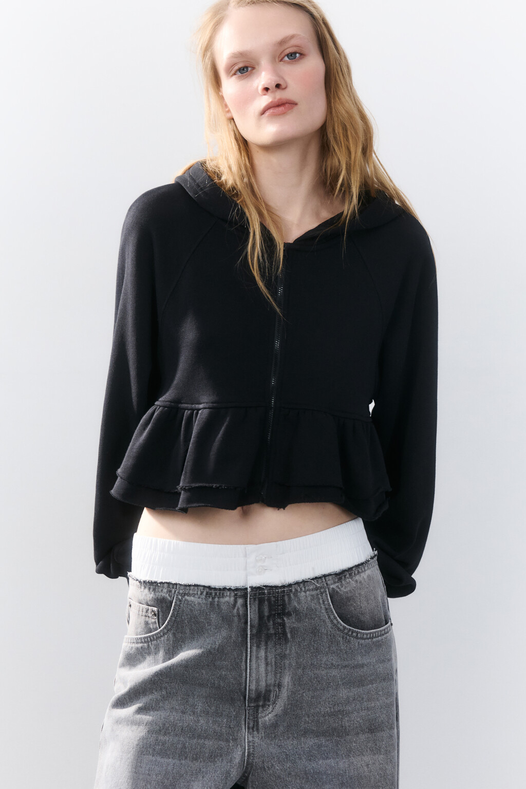 Худи-зипка укороченная с оборками - цвет черный - 1