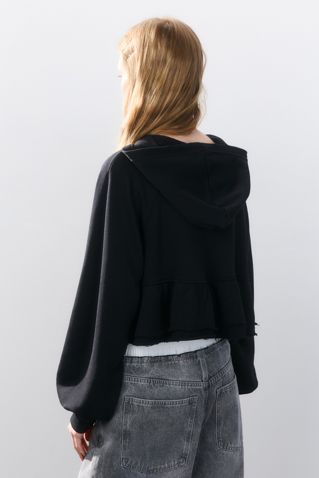 Худи-зипка укороченная с оборками - цвет черный - 3