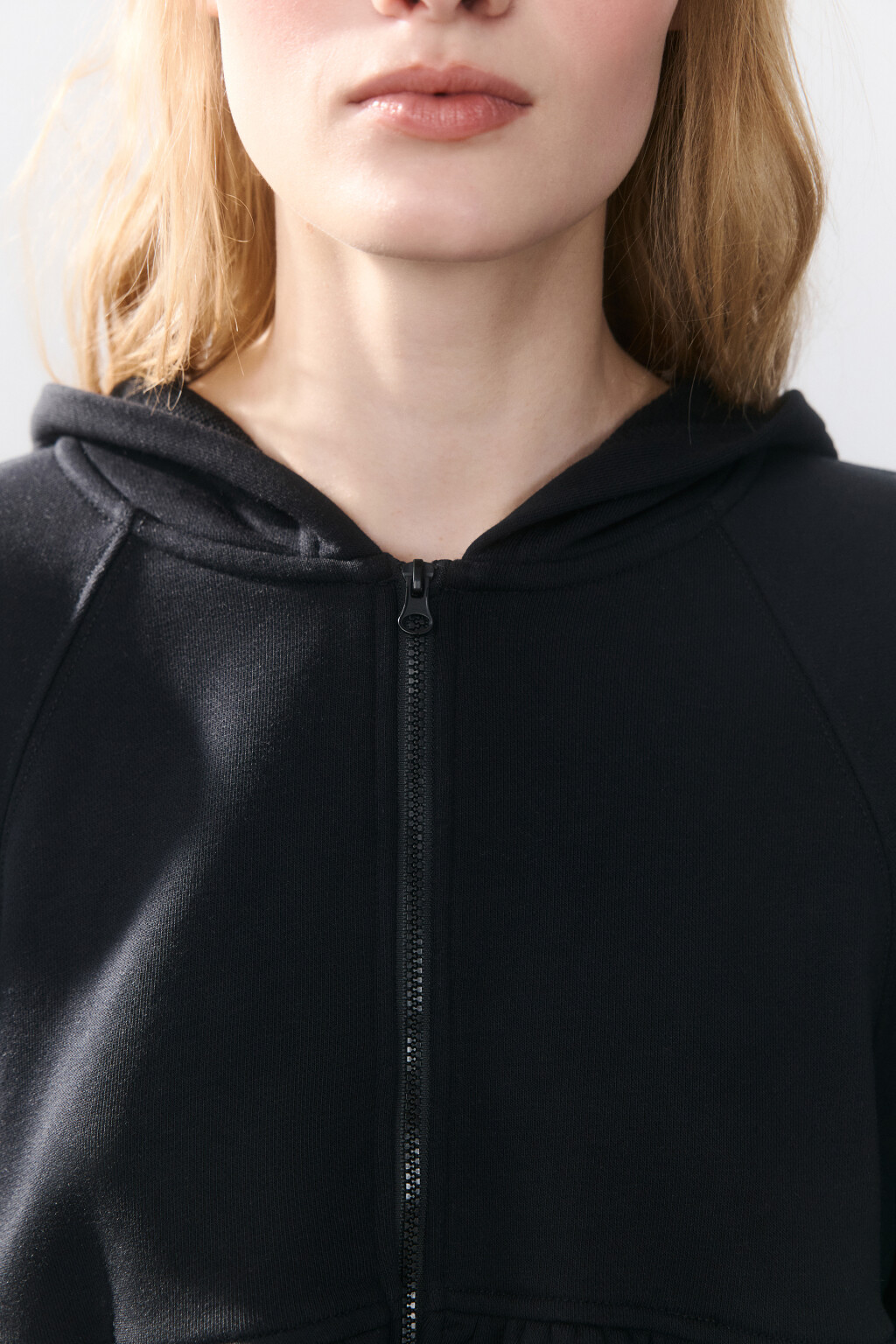 Худи-зипка укороченная с оборками - цвет черный - 5