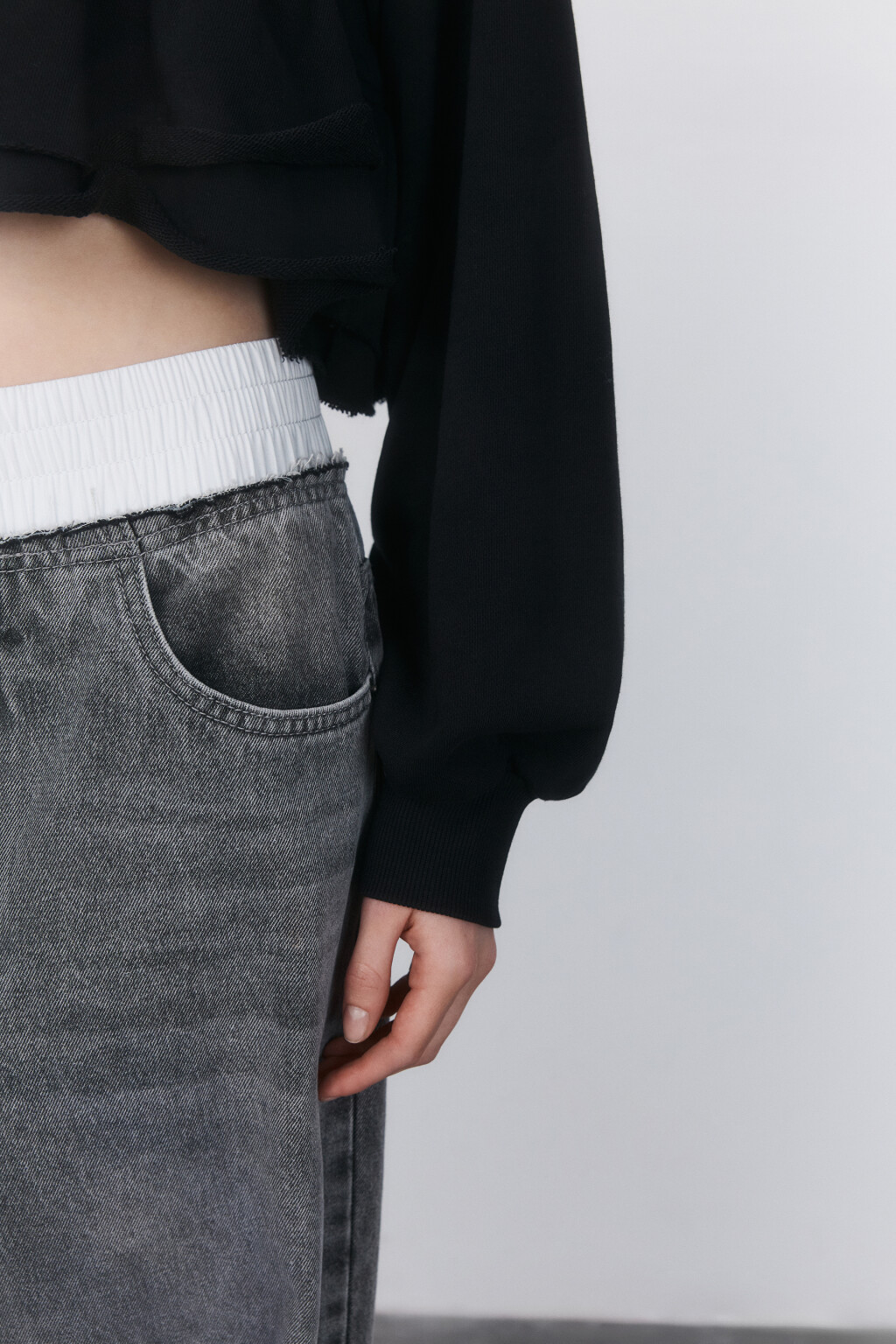 Худи-зипка укороченная с оборками - цвет черный - 6