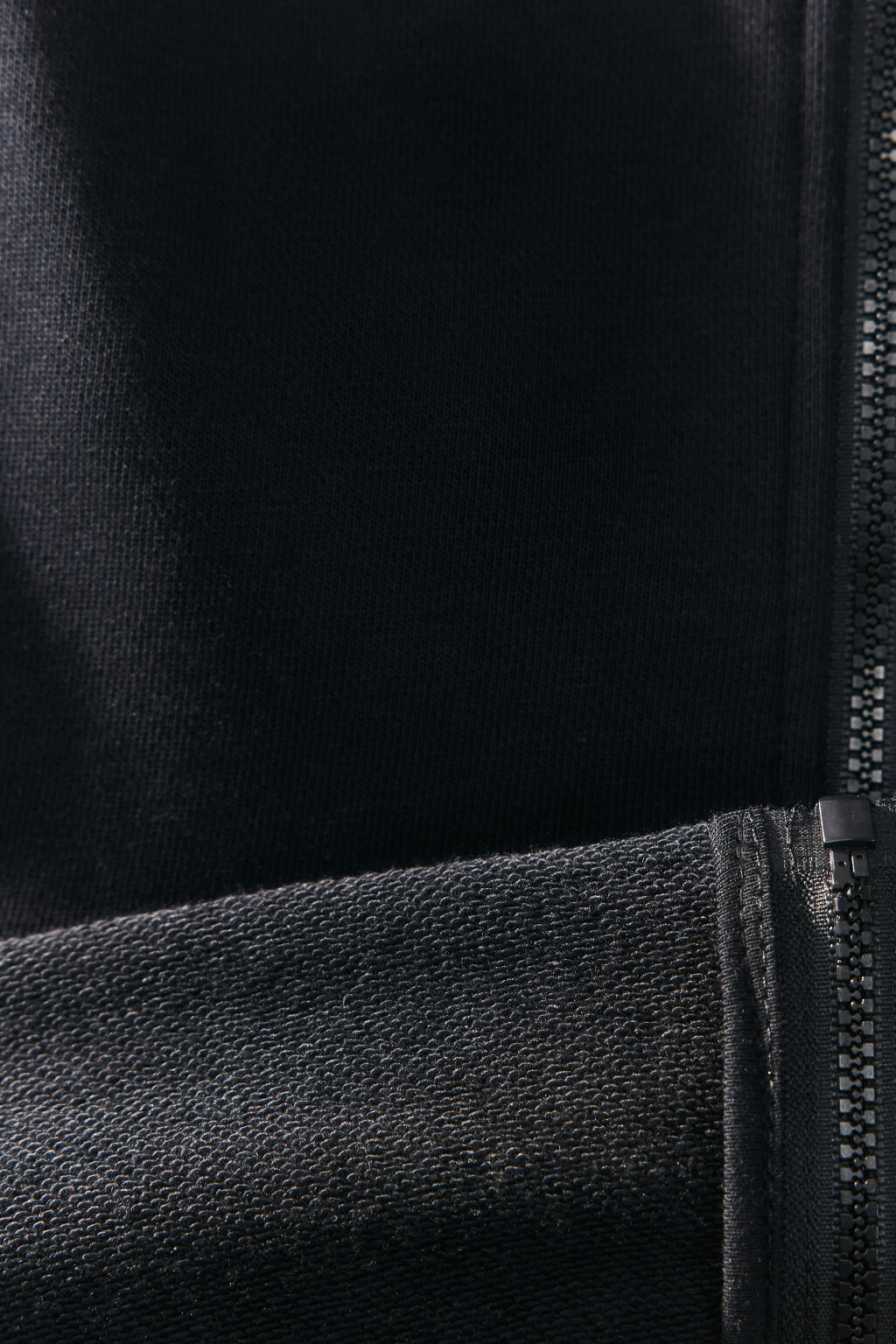 Худи-зипка укороченная с оборками - цвет черный - 7