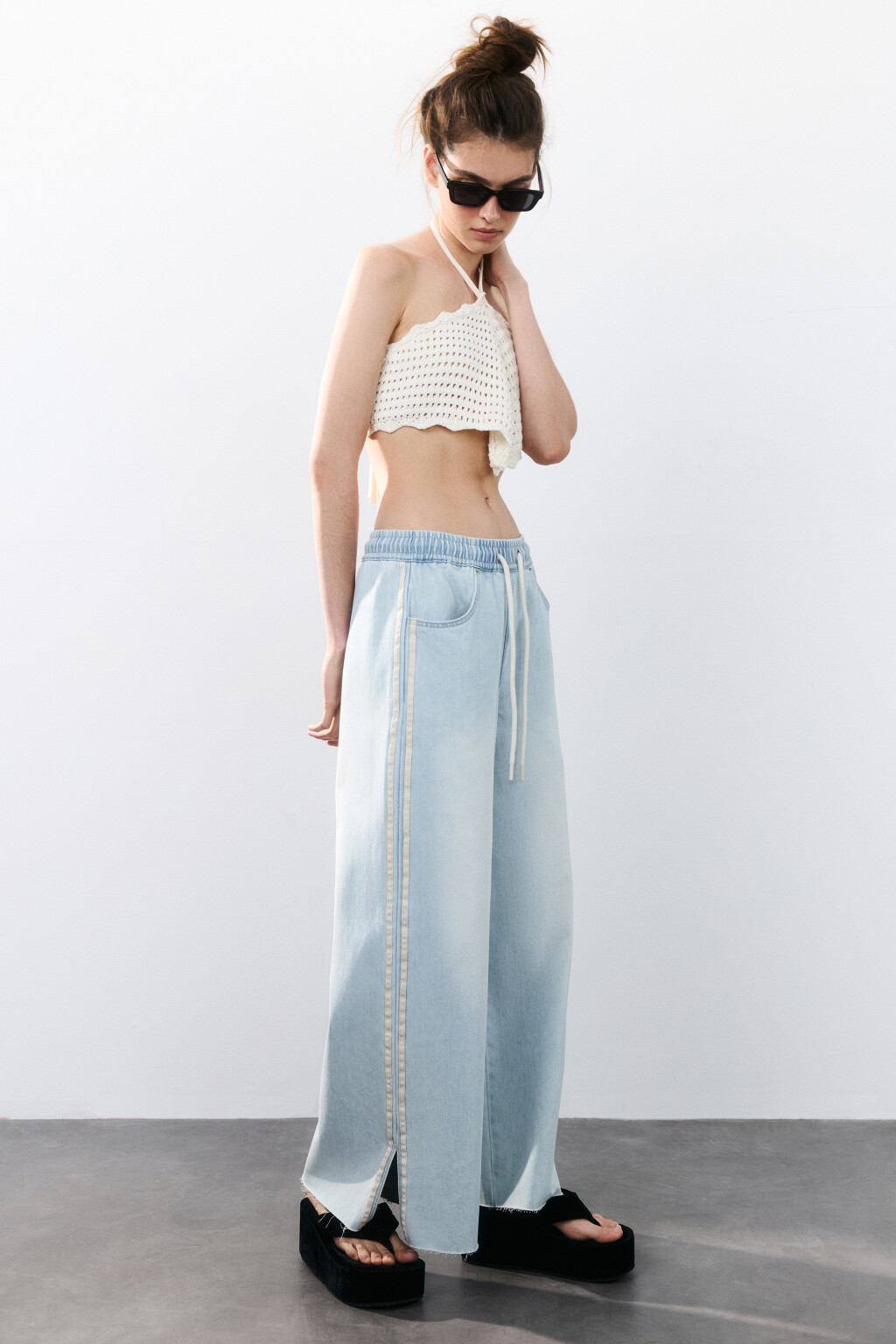Джинсы широкие с лампасами и завязками - цвет голубой - 1