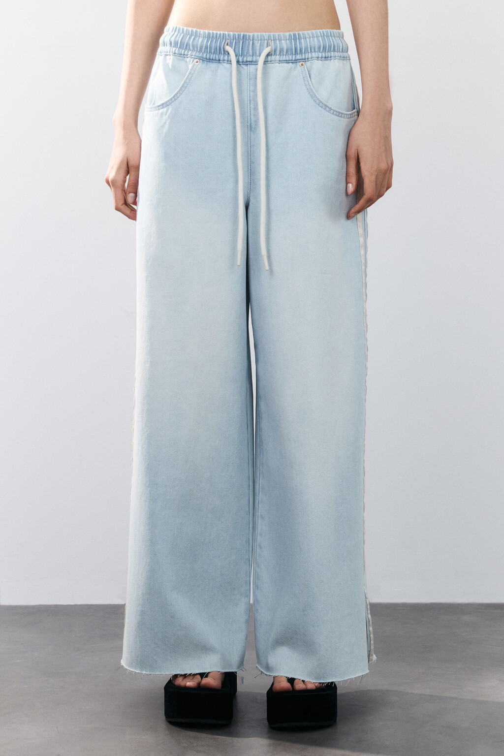 Джинсы широкие с лампасами и завязками - цвет голубой - 2