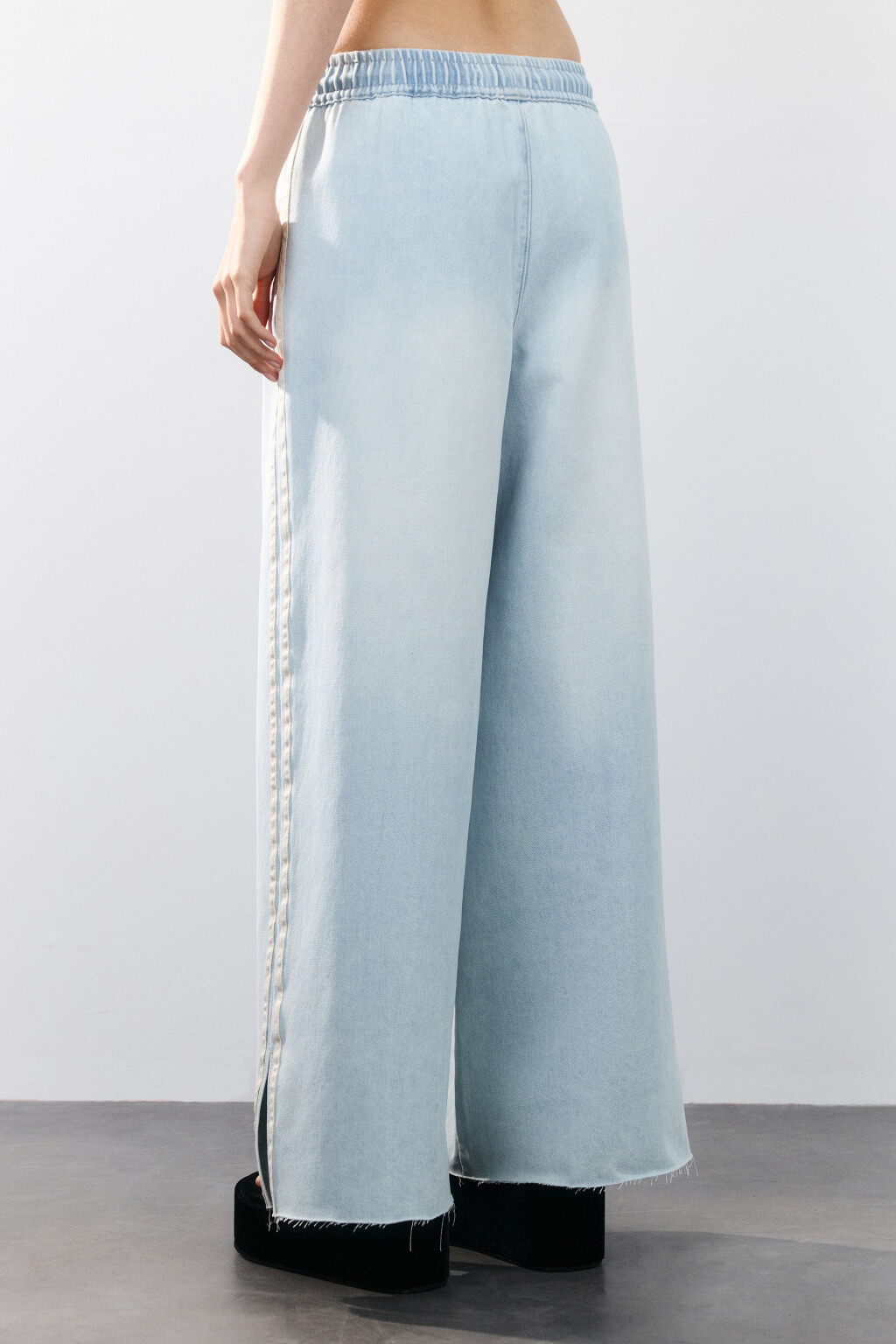 Джинсы широкие с лампасами и завязками - цвет голубой - 3