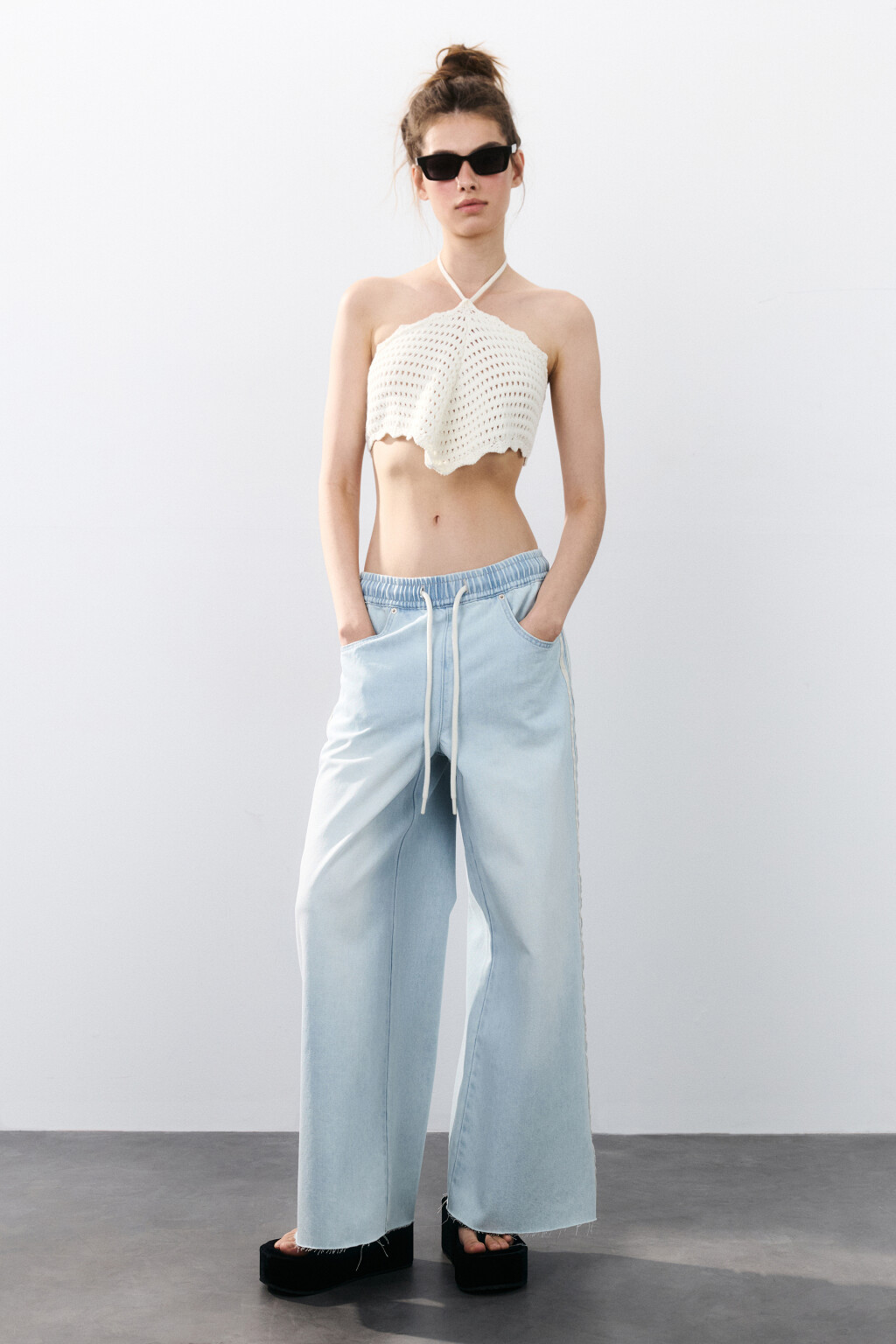 Джинсы широкие с лампасами и завязками - цвет голубой - 4