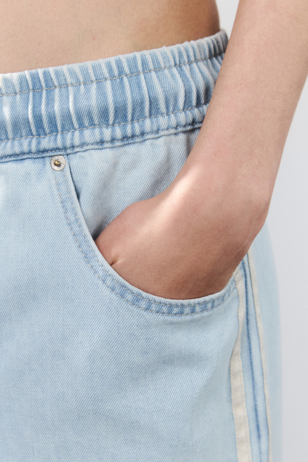 Джинсы широкие с лампасами и завязками - цвет голубой - 6