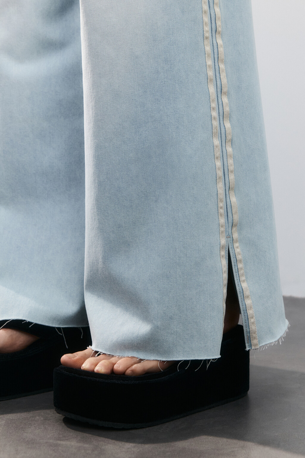 Джинсы широкие с лампасами и завязками - цвет голубой - 7