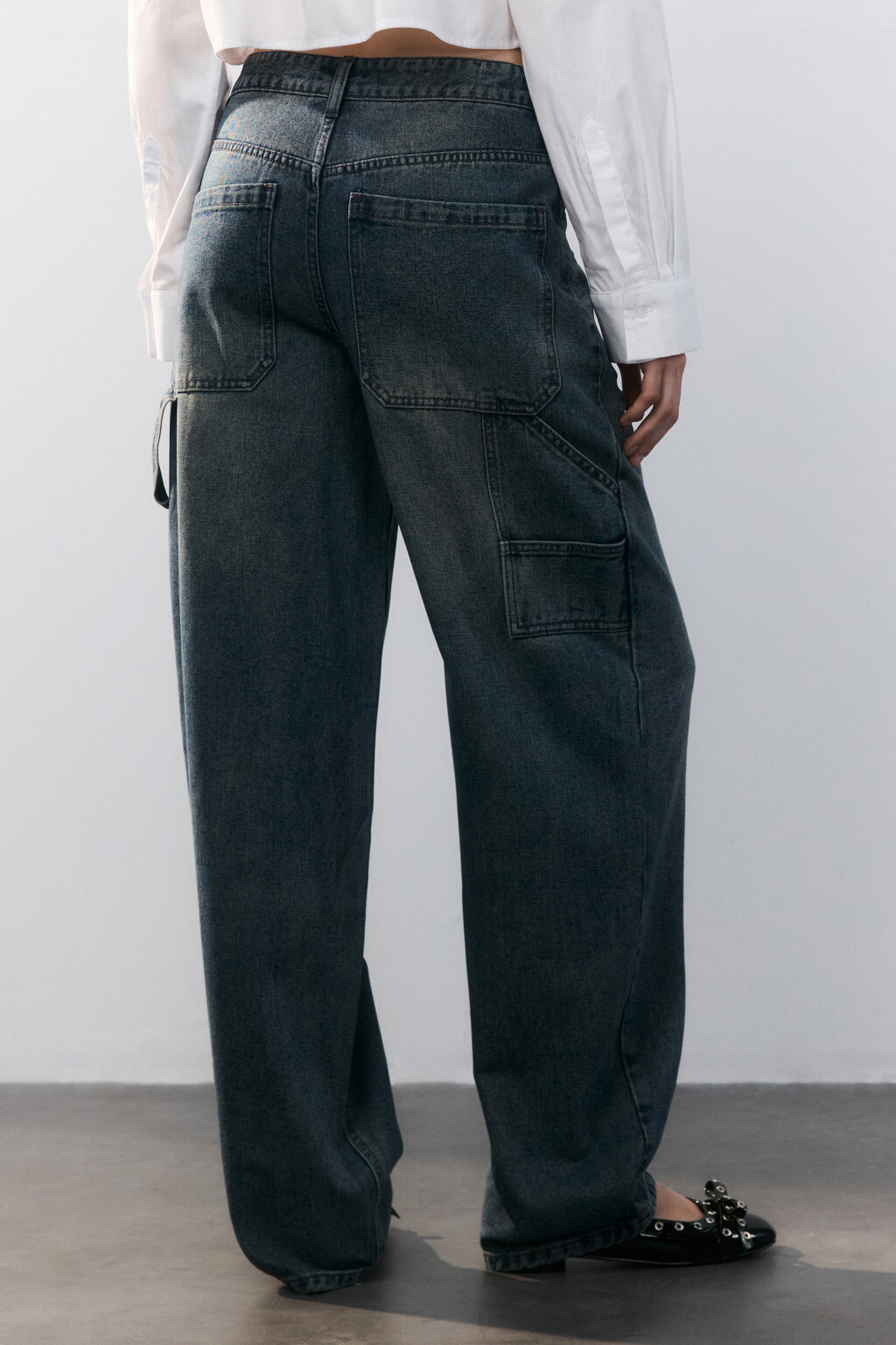 Джинсы широкие с декоративной петлей - цвет темный тинт - 3