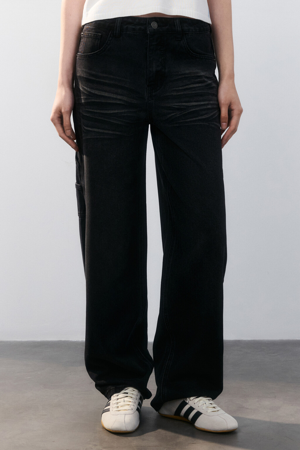 Джинсы широкие с декоративной петлей - цвет черный - 2