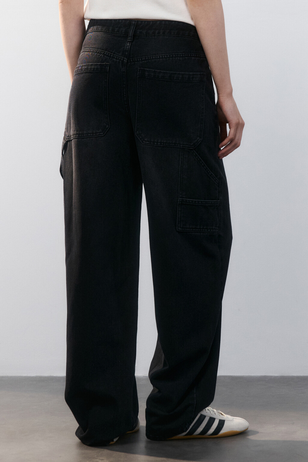 Джинсы широкие с декоративной петлей - цвет черный - 3