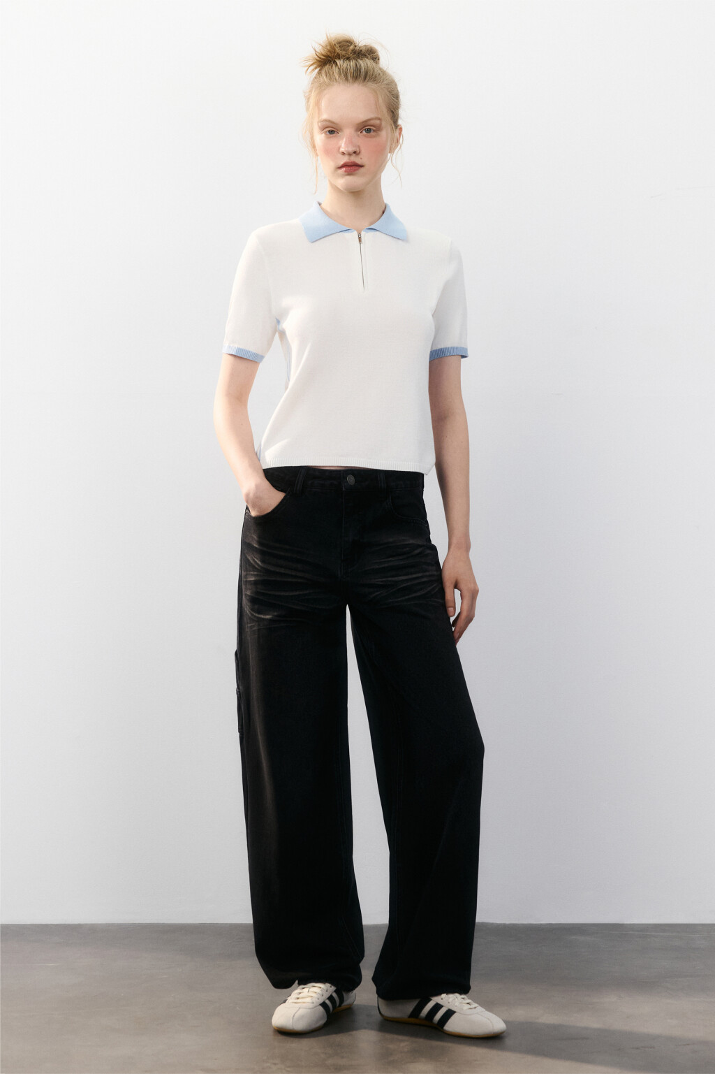 Джинсы широкие с декоративной петлей - цвет черный - 4