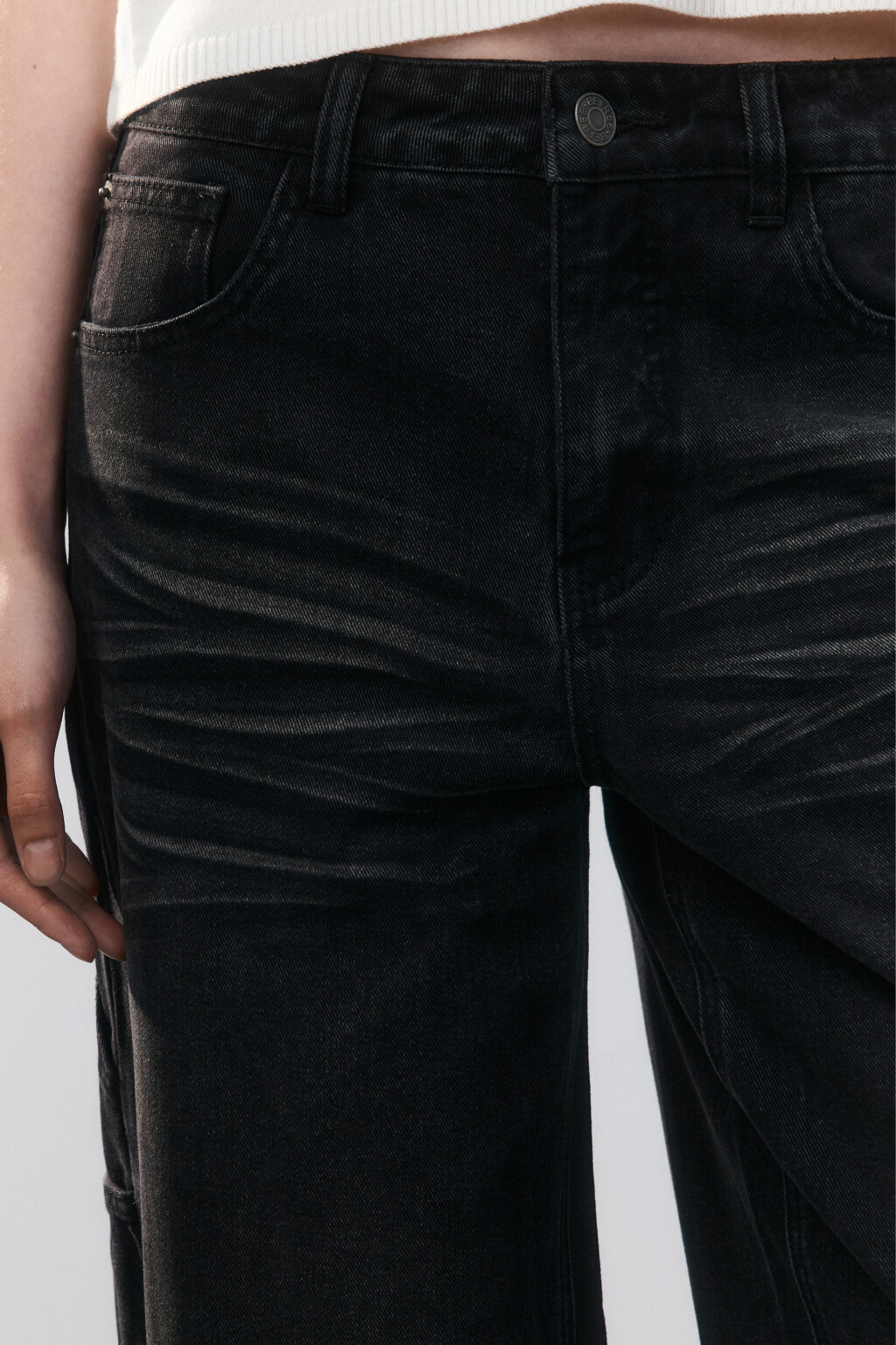 Джинсы широкие с декоративной петлей - цвет черный - 5