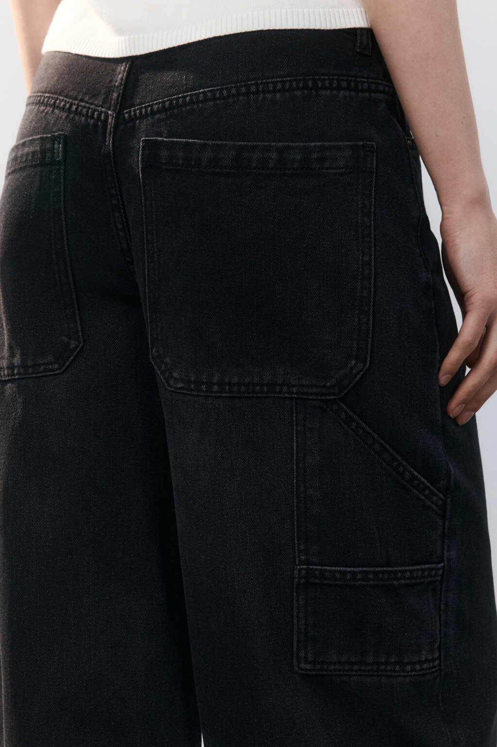 Джинсы широкие с декоративной петлей - цвет черный - 6