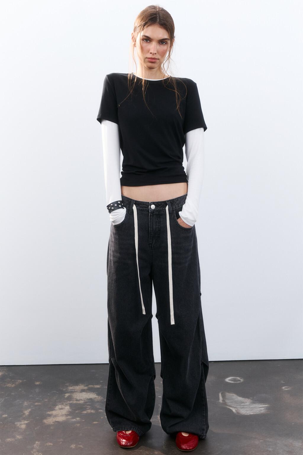 Джинсы baggy со складками и шнурком - цвет серый - 1