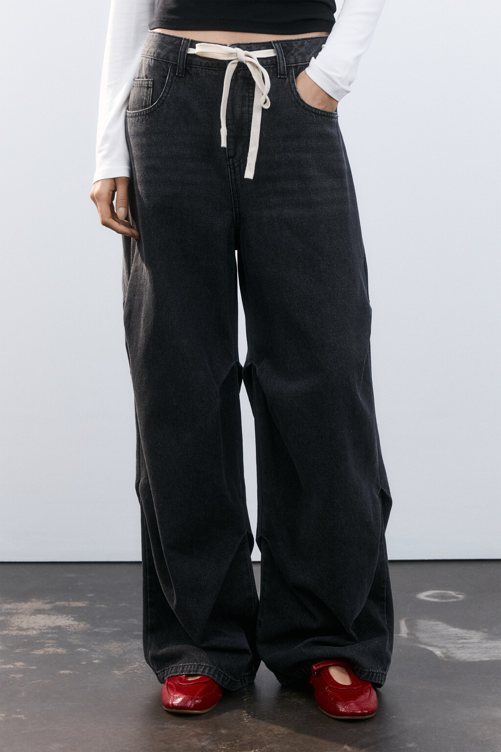 Джинсы baggy со складками и шнурком - цвет серый - 2