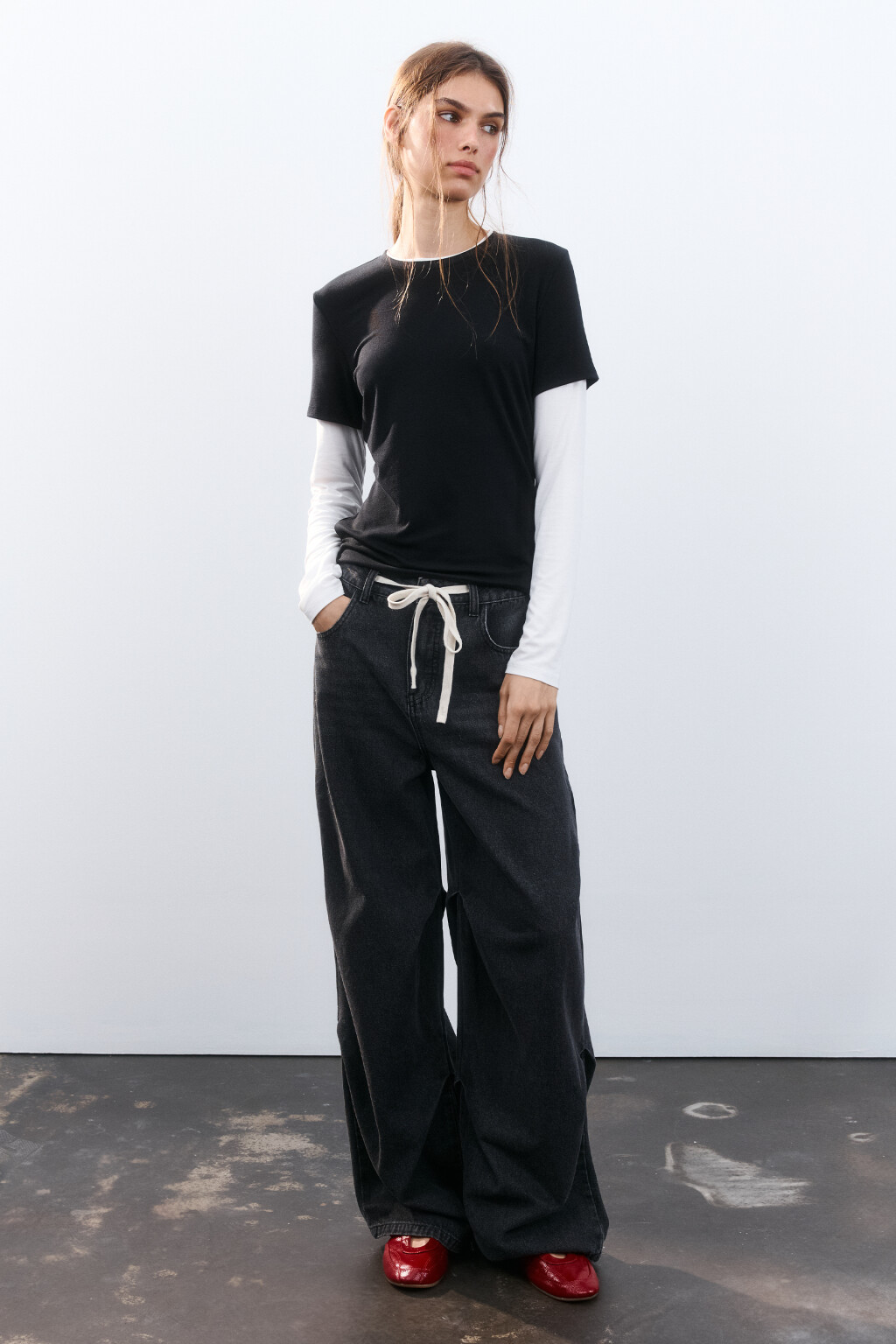 Джинсы baggy со складками и шнурком - цвет серый - 4