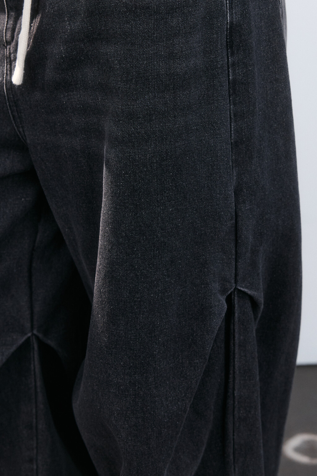 Джинсы baggy со складками и шнурком - цвет серый - 5