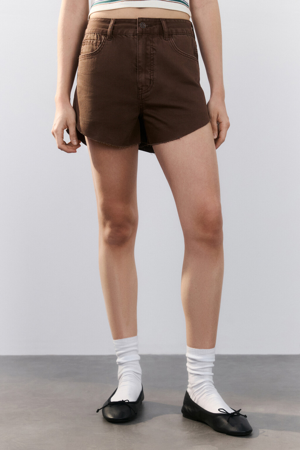 Шорты джинсовые с открытыми срезами - цвет коричневый - 2