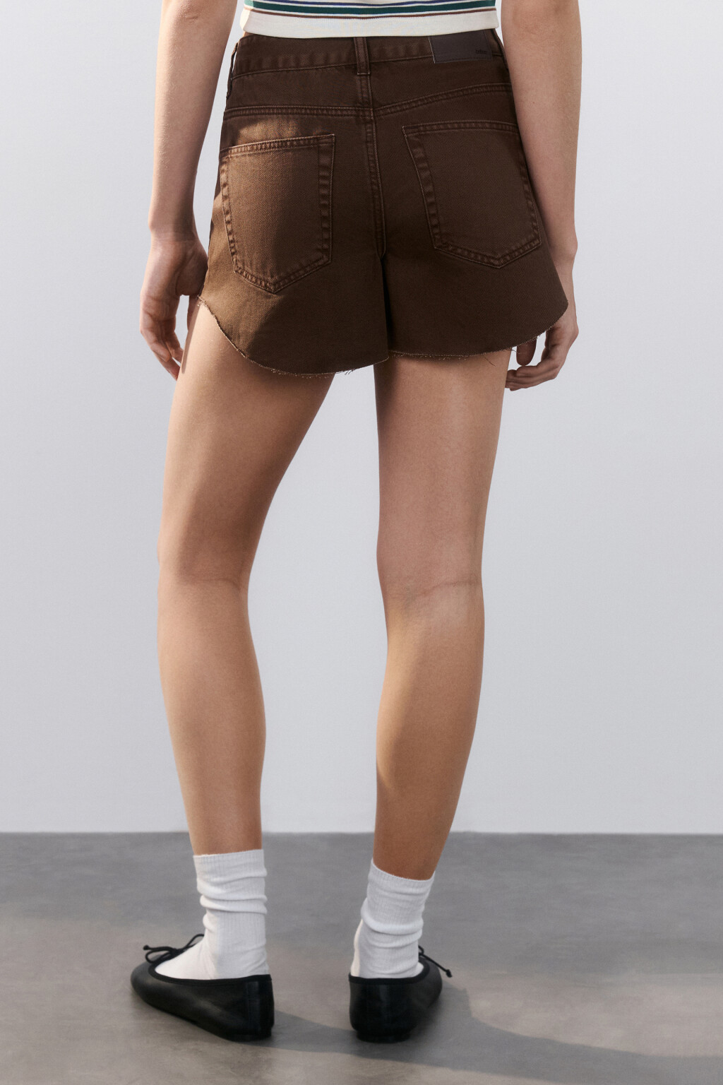 Шорты джинсовые с открытыми срезами - цвет коричневый - 3