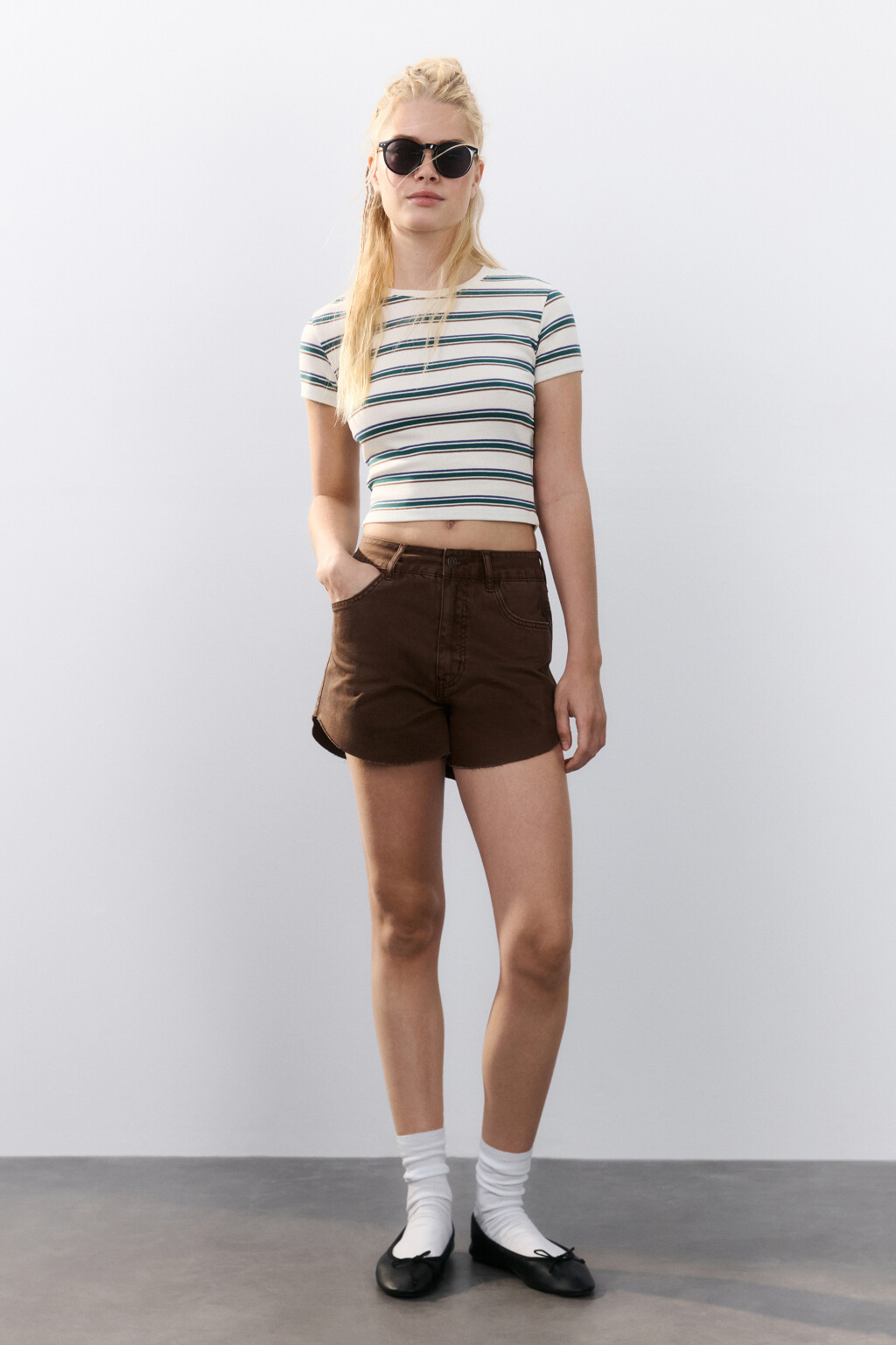 Шорты джинсовые с открытыми срезами - цвет коричневый - 1