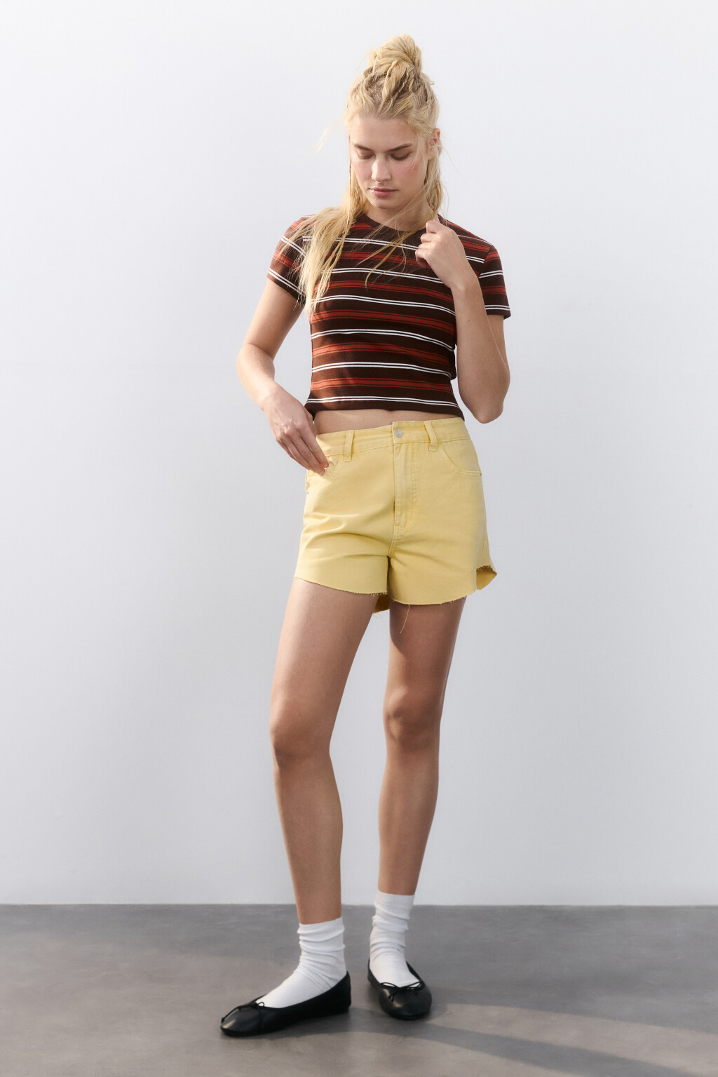 Шорты джинсовые с открытыми срезами - цвет желтый - 4