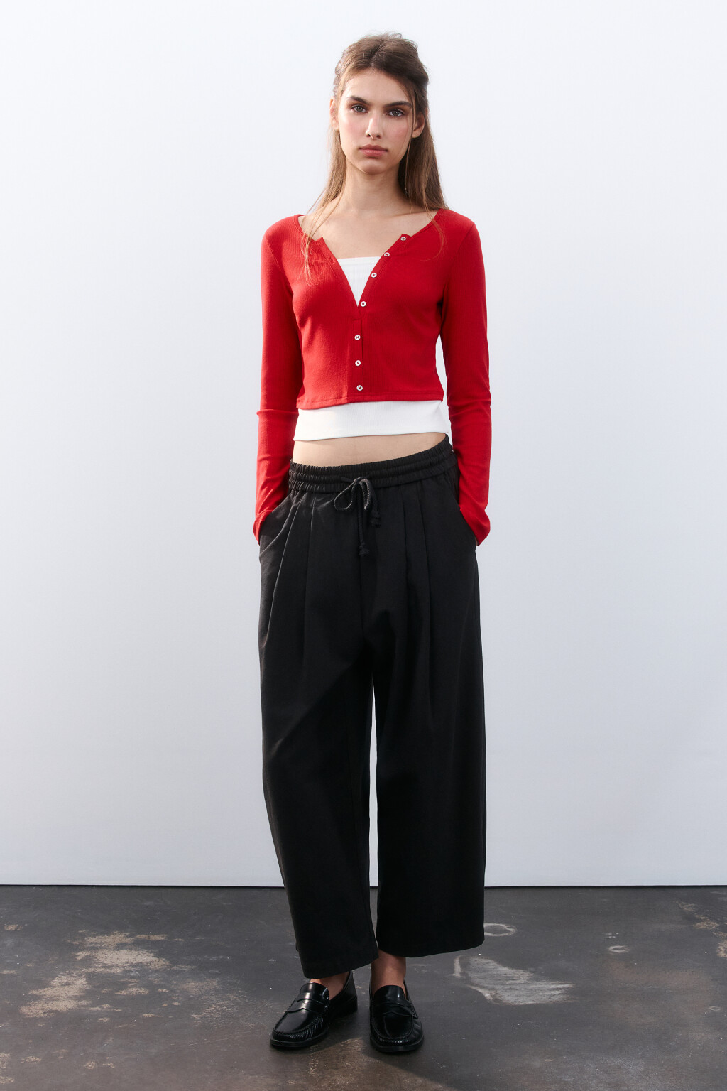 Брюки широкие на завязках - цвет черный - 4