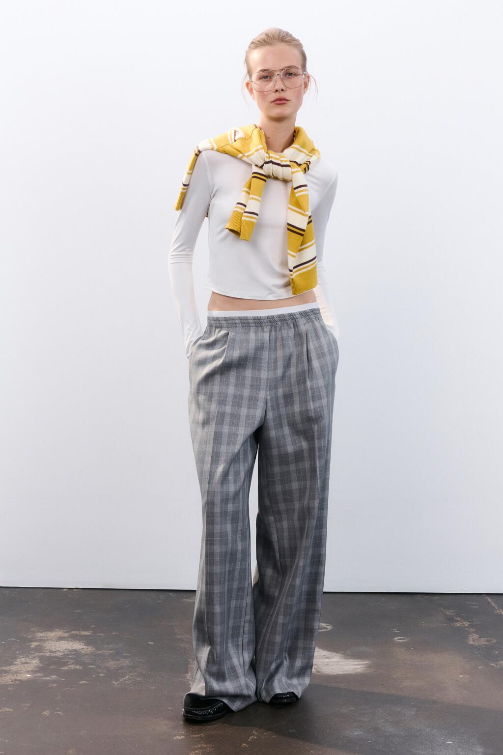 Брюки в клетку с бельевым поясом - цвет серый - 4