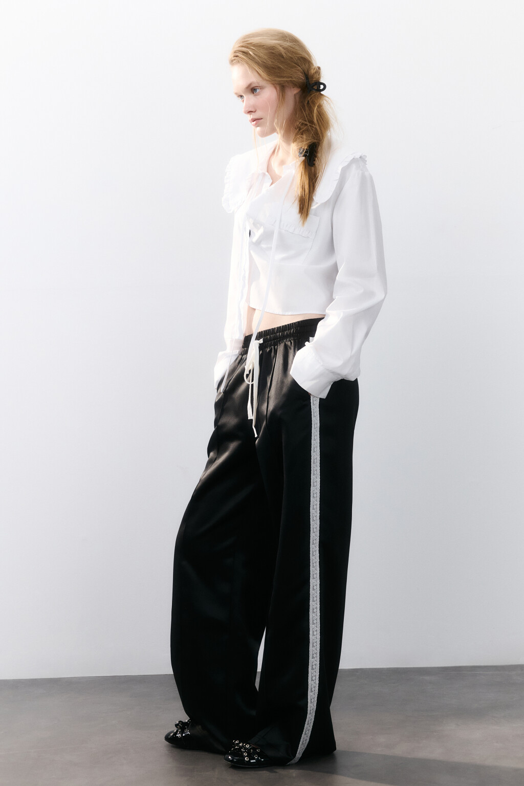 Брюки спортивные с кружевными лампасами - цвет черный - 1