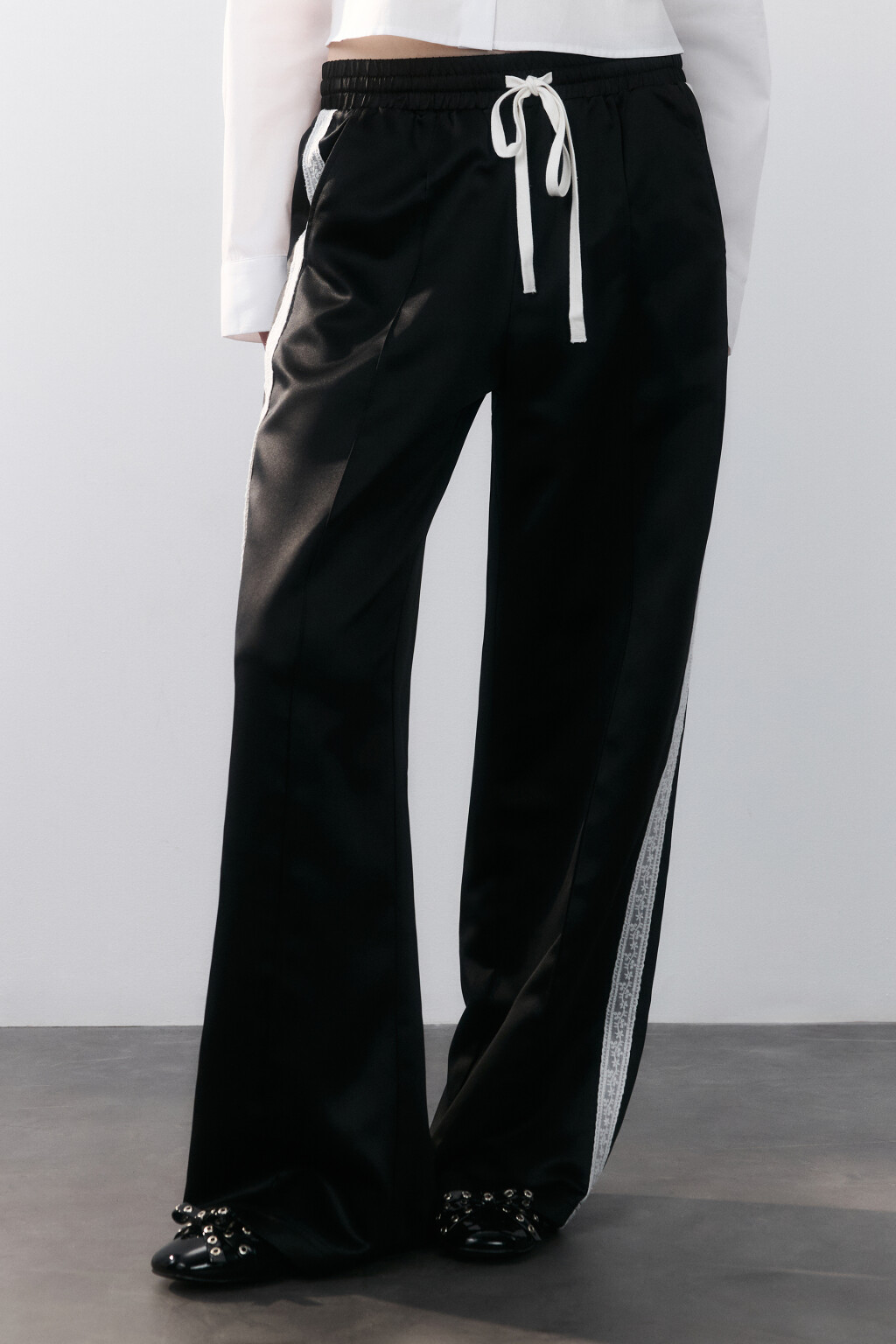 Брюки спортивные с кружевными лампасами - цвет черный - 2
