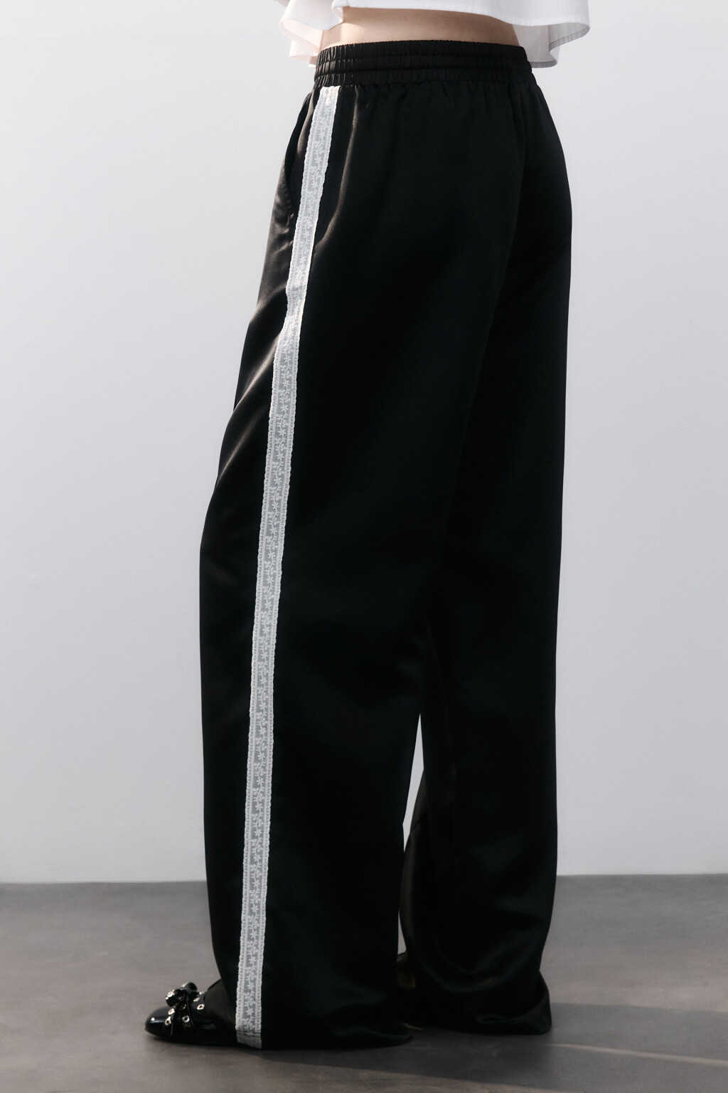 Брюки спортивные с кружевными лампасами - цвет черный - 3
