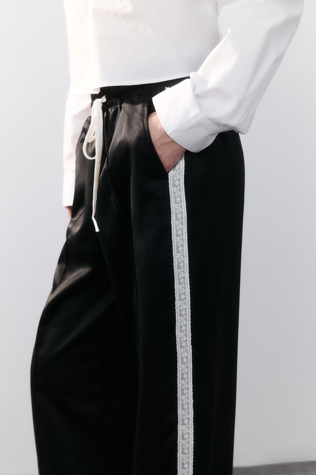 Брюки спортивные с кружевными лампасами - цвет черный - 6