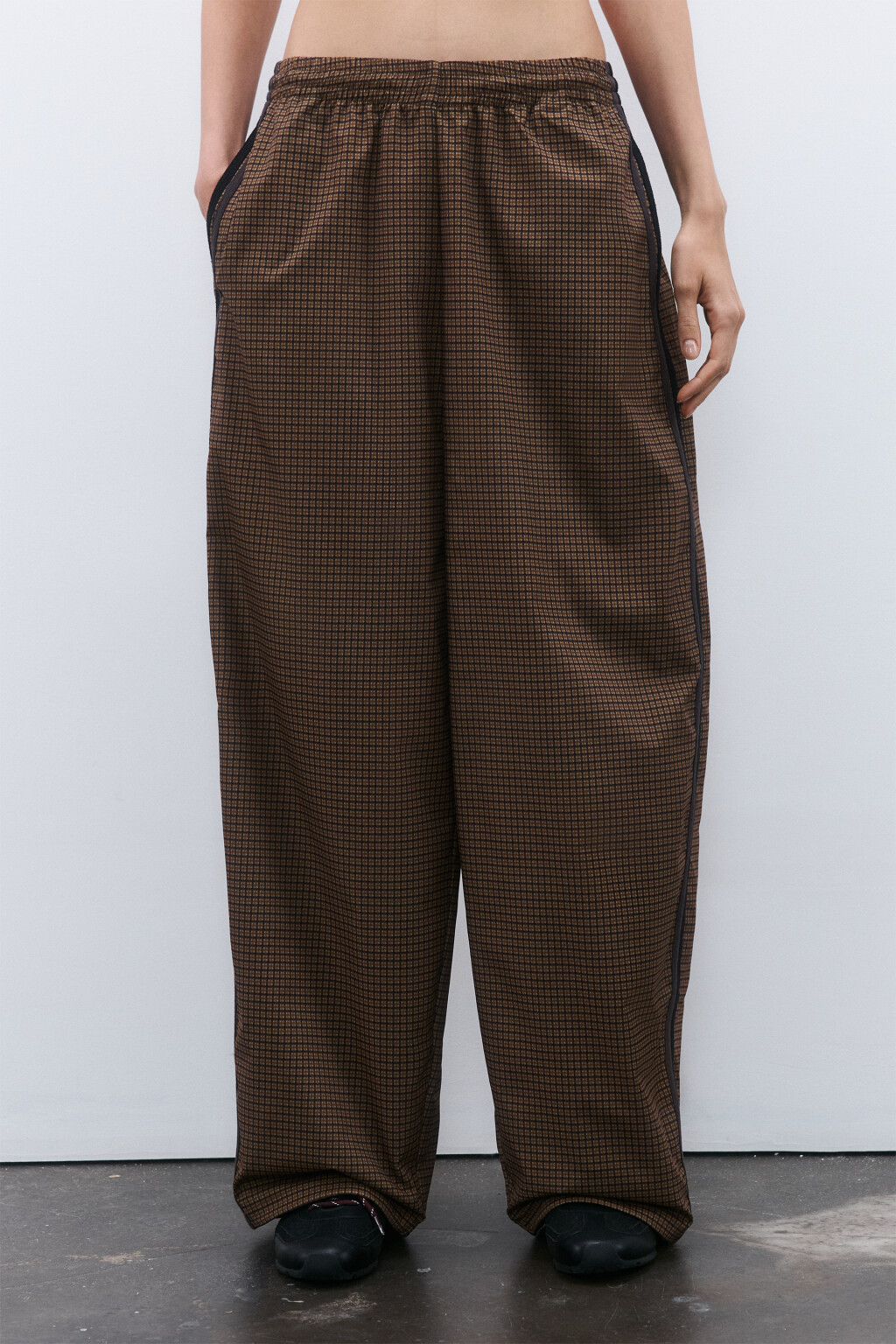 Брюки спортивные с лампасами - цвет мультиколор - 2