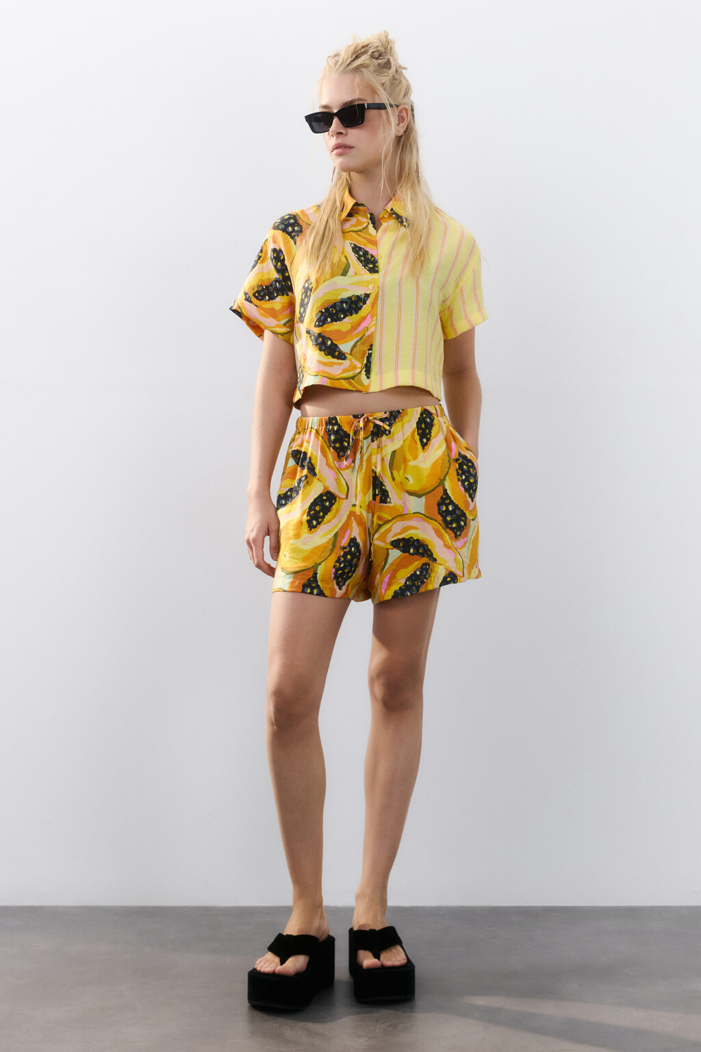 Шорты вискозные с принтом - цвет мультиколор - 6