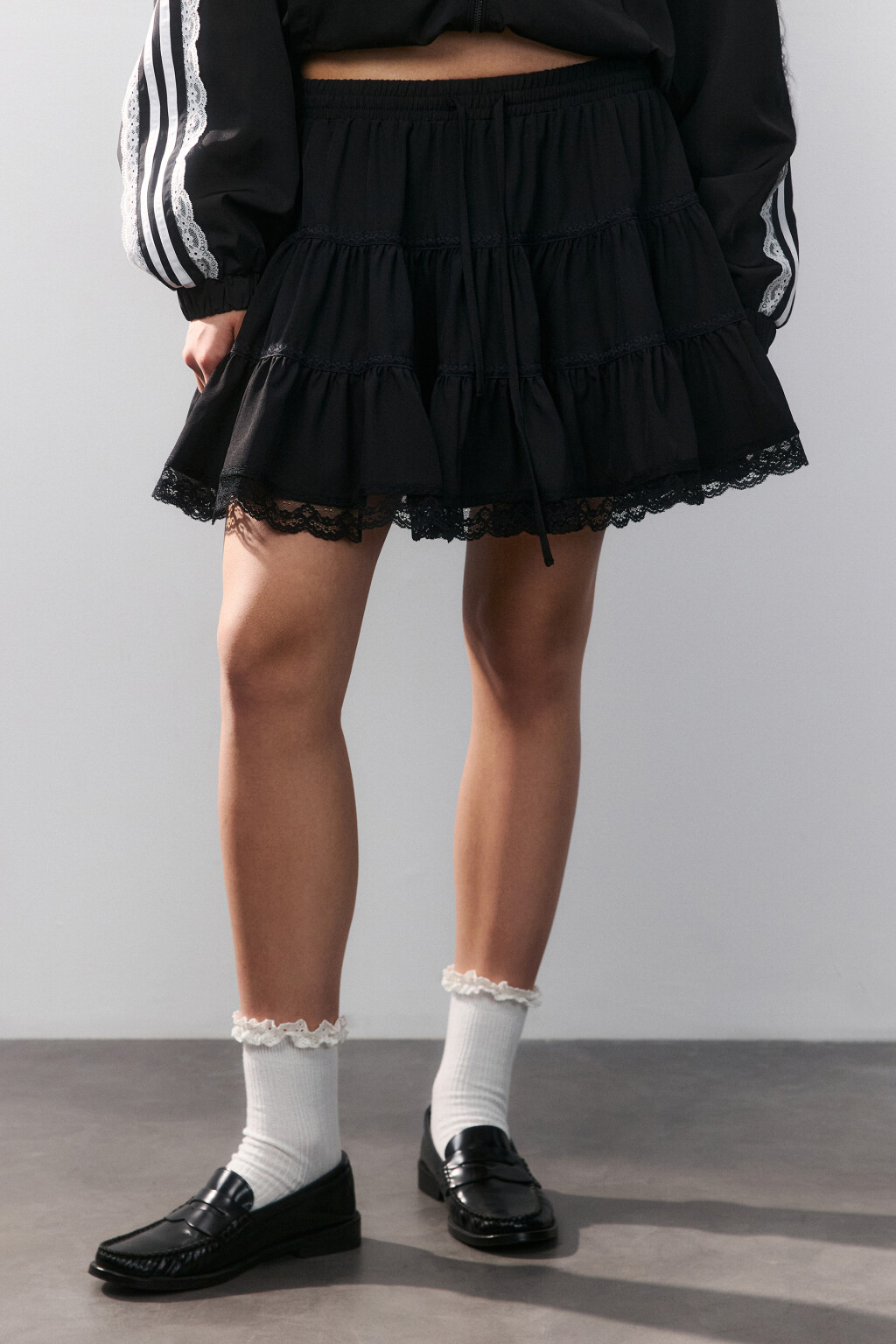 Юбка мини пышная с кружевом - цвет черный - 2