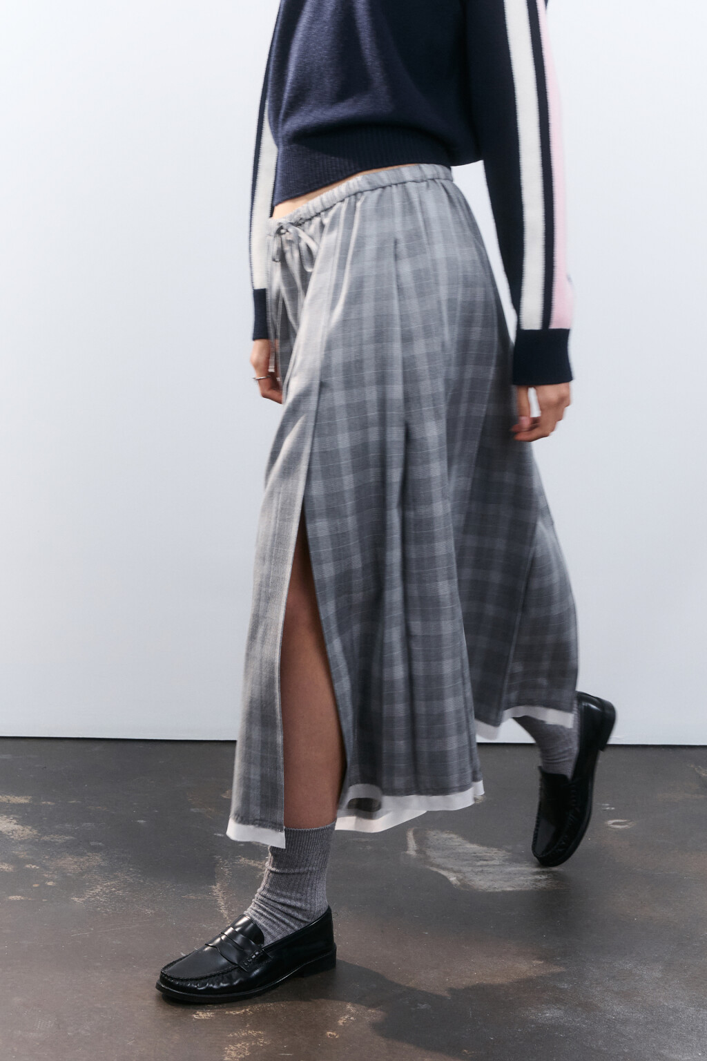 Юбка миди клетчатая в складку - цвет серый - 2