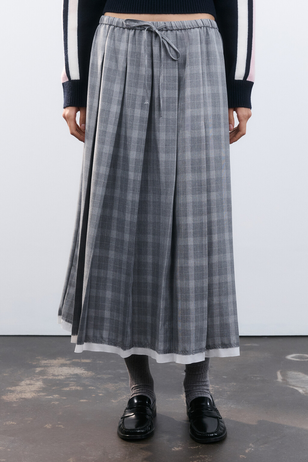 Юбка миди клетчатая в складку - цвет серый - 3