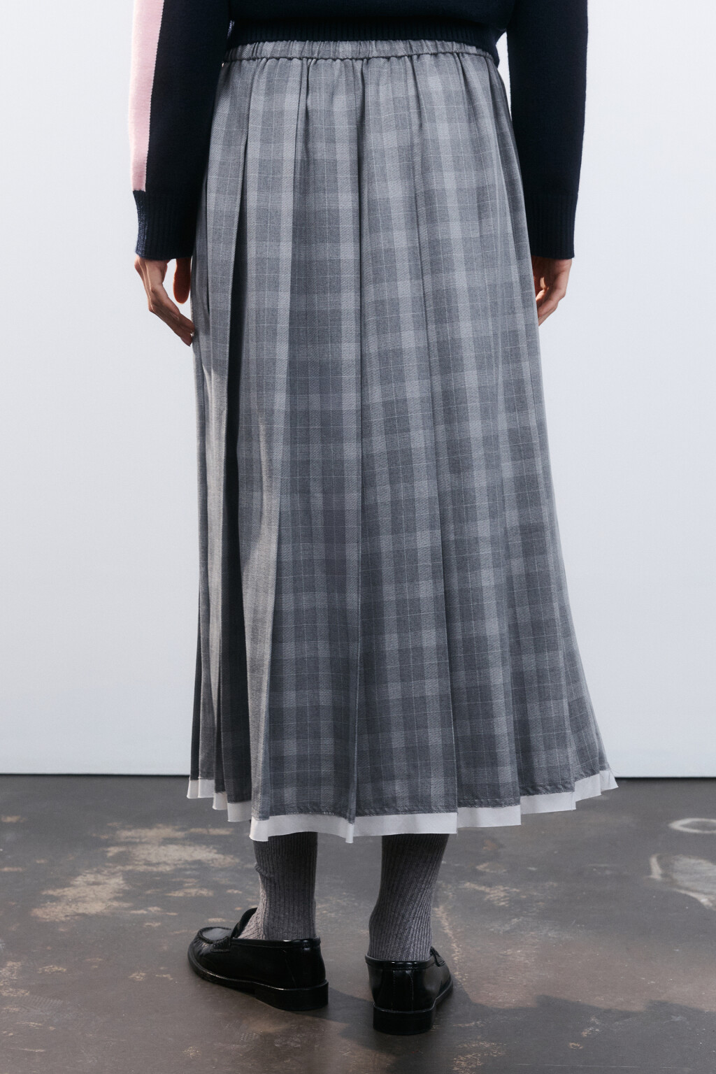 Юбка миди клетчатая в складку - цвет серый - 4