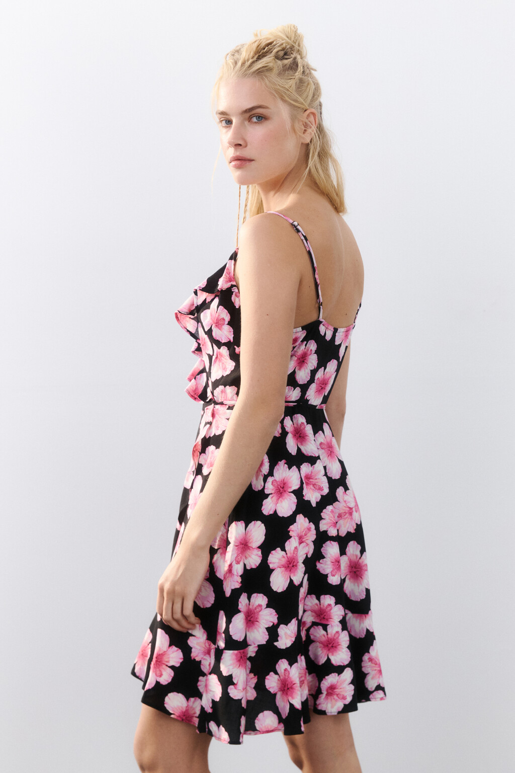 Платье мини с запахом и воланами - цвет розовый - 3